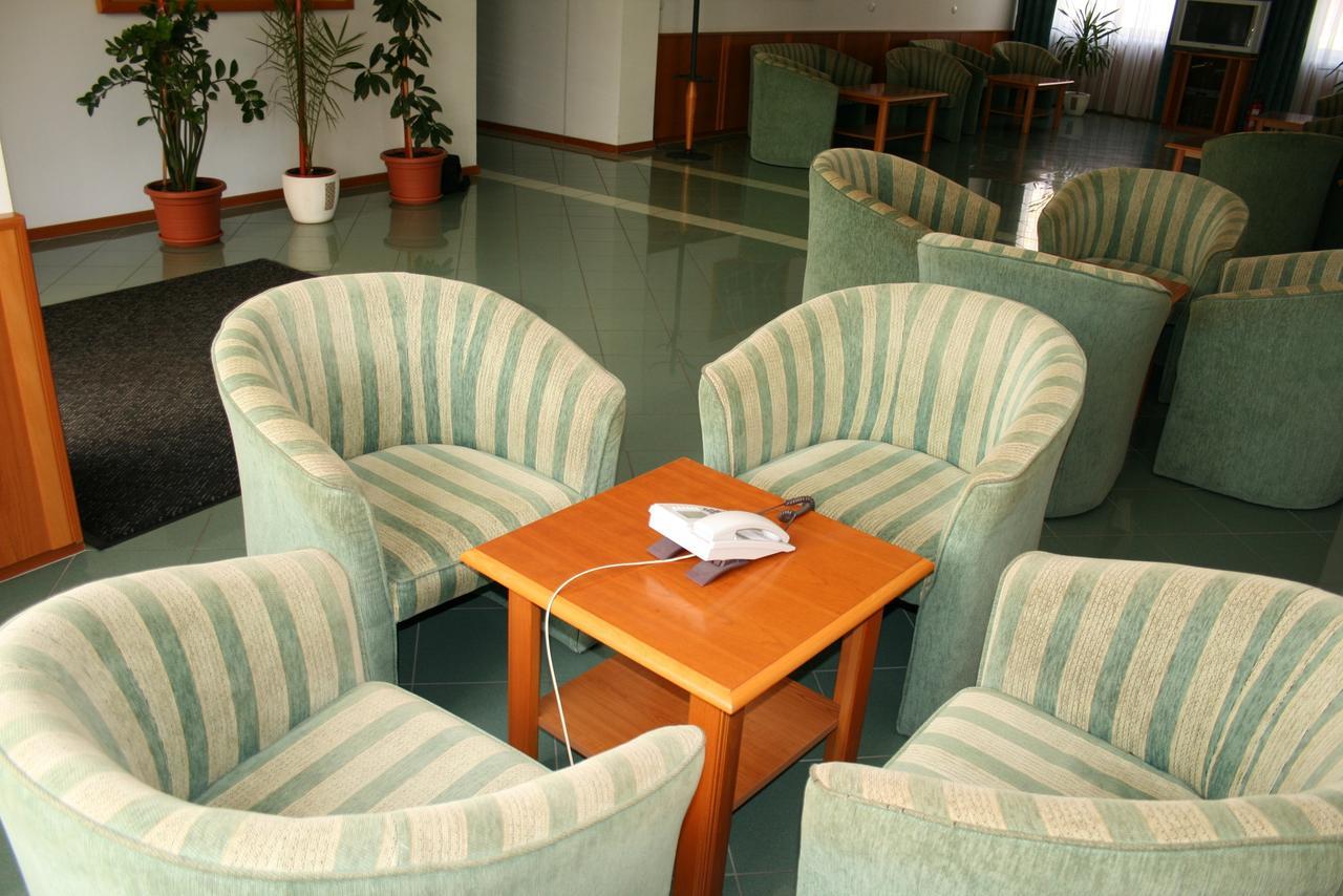 Park Hotel Es Rendezveny Centrum Babolna ภายนอก รูปภาพ